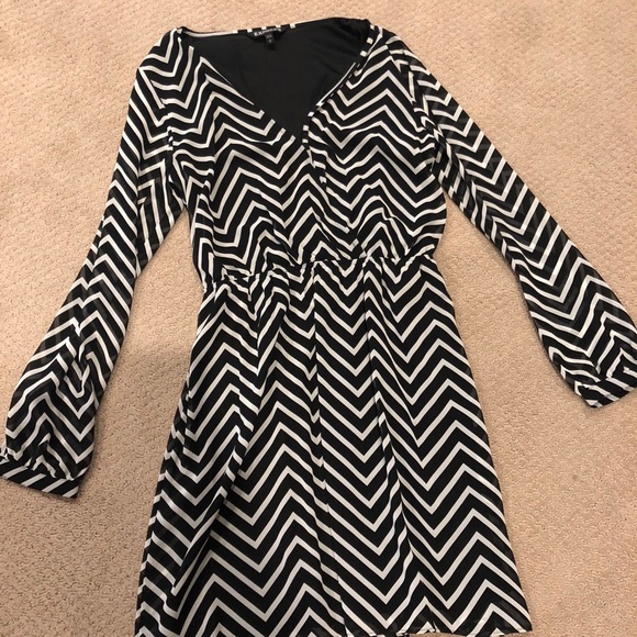 4 Express Rompers & 1 Dress (bundle) - Picture 5 of 7